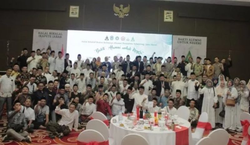 Usung Tema “Bhakti Alumni Untuk Negeri”, Ikatan Keluarga Alumni Pesantren Tebuireng Jabar Gelar Halal Bihalal di Cirebon